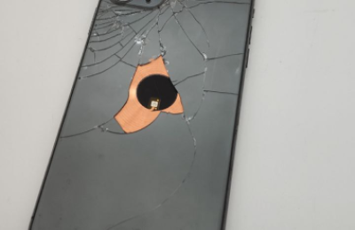 Smartfon ma wygiętą obudowę. Pęknięta obudowa